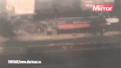 بالفيديو.. رجل يقفز في النهر هربًا من الاشتباكات بين مشجعي كرة القدم