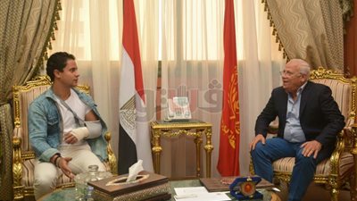 علاج منقذ سيدة من الغرق بالممر الملاحي على نفقة محافظة بورسعيد