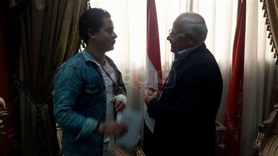 محافظ بورسعيد يكرم شابا أنقذ سيدة سقطت سيارتها بالقناة(صور)