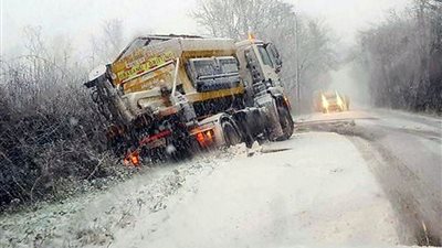 فوضى عارمة بطرق السفر في بريطانيا بسبب الثلوج (صور)