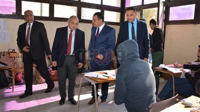 رئيس جامعة أسيوط يتفقد سير امتحانات الفصل الدراسي الأول (صور)