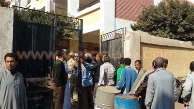 مرشح بطوخ يشتري أصوات الناخبين بأكياس الدجاج