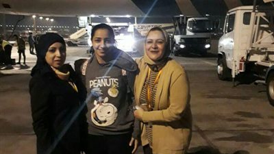 بطلة العالم للإسكواش تصل مطار القاهرة (صور)