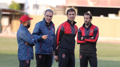 كواليس محاضرة لاسارتي مع لاعبي الأهلي في المران الصباحي