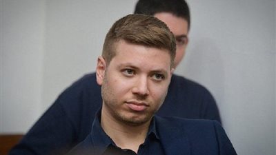 نجل نتنياهو يثير الجدل بالعمل في محل حلويات فلسطيني