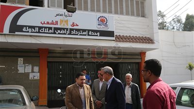 محافظ قنا يتفقد سير العمل بوحدة استرداد الأراضي (صور)