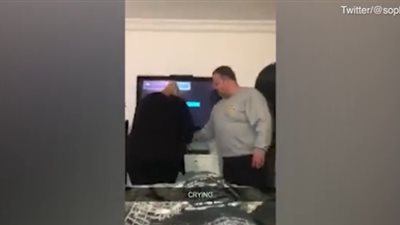 نوبة ضحك هستيرية لفتاة حاول والدها إصلاح جهاز ألعاب (فيديو وصور)