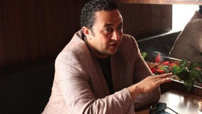 عمرو عبدالهادي متهكمًا: الناس بتحرق العربيات عشان الكهرباء بتقطع كتير