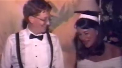 لقطات نادرة لـ«بيل جيتس» يحاول قطع كعكة زفافه بأحجام متساوية