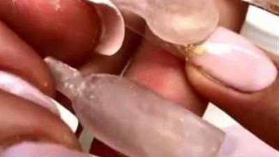 أظافر زجاجات الكحول.. أغرب صيحات المانيكير في العام الجديد (فيديو)