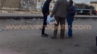 بالصور.. توزيع وجبات على المواطنين بدائرة شبرا الخيمة