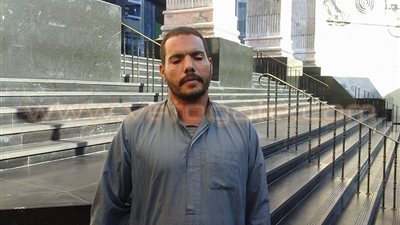 بالصور.. ضبط شخص يطالب السيسي بـ«مليار جنيه» أمام نقابة الصحفيين للزواج.. قوات الأمن تشتبه في تحريض الجماعات الإرهابية للمتهم.. وشكوك بأن الواقعة ضمن مخطط «ثورة الجياع»