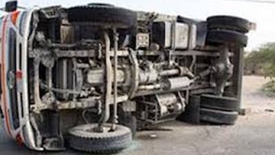 إصابة شخصين في حادث انقلاب سيارة نقل بـ