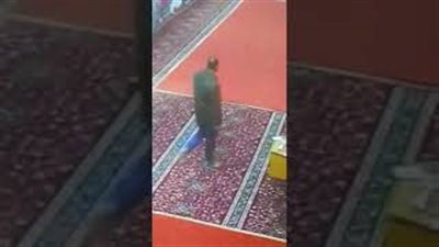 لحظة وفاة عامل بعد أدائه الصلاة داخل مسجد في الرياض (فيديو)