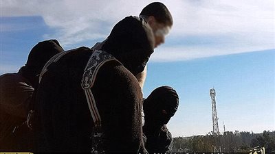 بالصور.. داعشي يخير متهمين مثليي الجنس بين طريقتين بشعتين للإعدام