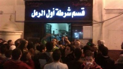 مسجلون يتجمهرون أمام قسم الرمل.. والأمن يفرقهم بالأعيرة النارية