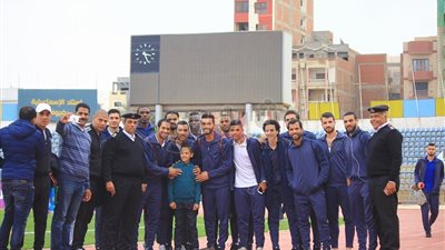 لاعبو الإسماعيلي يلتقطون صورة مع أحد أطفال مستشفى 57357