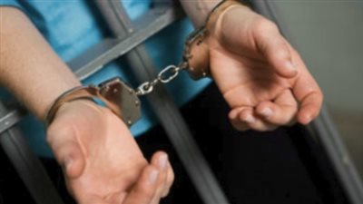 حبس عامل بتهمة تلقي رشاوي من أصحاب المحال بالنزهة