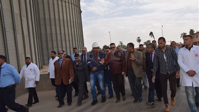 محافظ بني سويف يراجع أماكن التخزين بصوامع القمح في مركز ببا (صور)