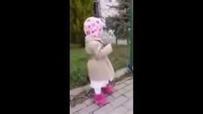 بالفيديو: طفلة روسية تعلم أخيها الصغير قراءة الفاتحة