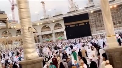 أحلام تدعو لجمهورها من داخل الحرم المكي