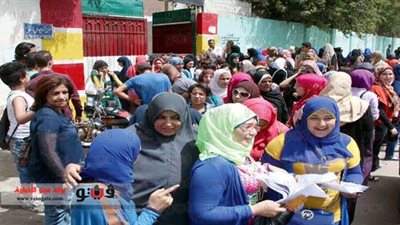 أولياء أمور يساعدون أبناءهم بالأدعية وقراءة القرآن أمام السيدة عائشة بالمرج