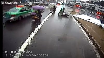 لحظة سقوط لوحة إعلانية ضخمة فوق امرأة (فيديو)