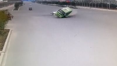 لقطات مروعة لسيارة دفع رباعي تتسبب في انقلاب أتوبيس (فيديو)