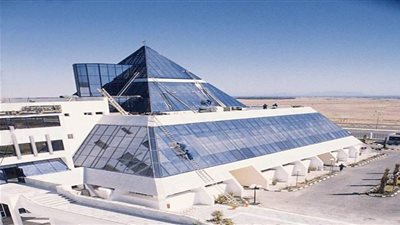 أطباء مستشفى شرم الشيخ يفحصون أشلاء تفجير أتوبيس طابا