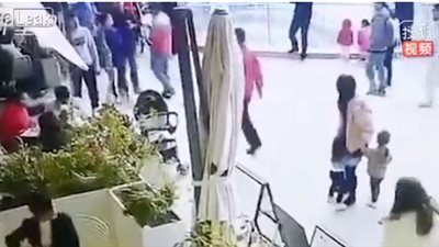 رجل يحاول اختطاف طفلة من والديها (فيديو)