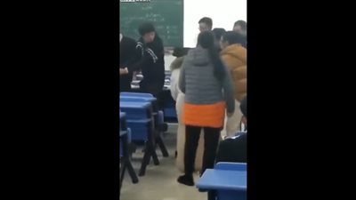 عراك عنيف بين شاب وفتاة في الجامعة (فيديو)