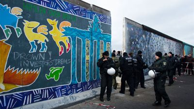 730 ألف يورو ثمن 48 جزءًا من المعرض الفنى لحائط برلين