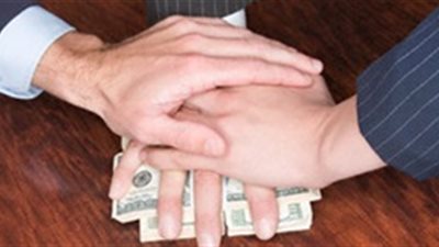 نشرة الأخبار: أول قضية رشوة في 2019.. تفاصيل القبض على رئيس حي مصر القديمة