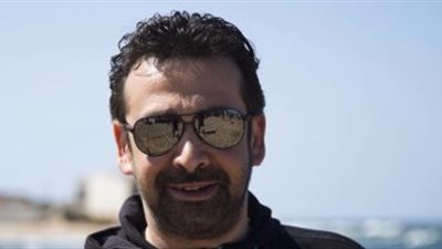 كريم عبد العزيز يسافر الكويت من أجل «نادي الرجال السري»