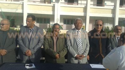 بالصور.. مكافأة شهرا لمدير مدرسة 