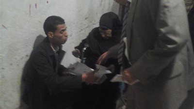 بالصور.. رئيس لجنة يساعد مسنة للإدلاء بأصواتهم في الخصوص