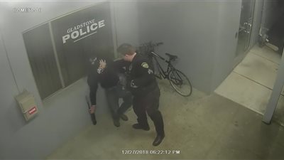 لص غبي حاول سرقة دراجة بجوار قسم شرطة (فيديو)