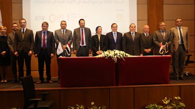 البيئة توقع اتفاقيات إتاحة التمويل لتوفيق أوضاع 3 شركات مصرية كبرى