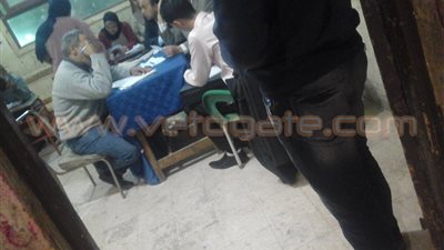 بالصور.. رئيس لجنة بالخصوص يبدأ فرز صناديق الاقتراع