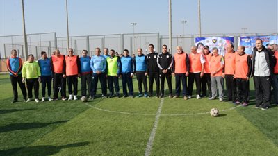 وزيرا الطيران والشباب يقودان فريقي مباراة كرة قدم (صور)