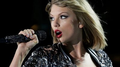 بالصور.. راحة لـ«تايلور» وفريق عملها على الشاطئ