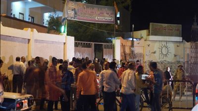 أنصار مرشح بالحسينية يوجهون الناخبين أمام لجنة 46