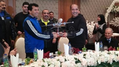 المصري يهدي وزير الرياضة نموذجا لطائرة الأحلام Dreamliner (صور)