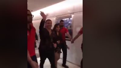 لحظة خروج عمرو دياب ودينا الشربيني من حفل أبو ظبي (فيديو)