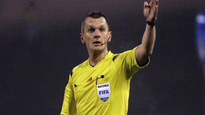 حكم مباراة الأهلي وبيراميدز شاهد على واقعة صلاح وراموس بنهائي دوري الأبطال