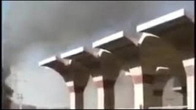 رجل يخاطر بحياته لإنقاذ محطة وقود من كارثة (فيديو)