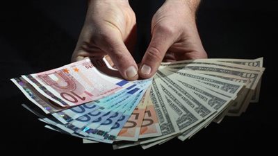 اليورو يرتفع قرشين.. والدولار يستقر