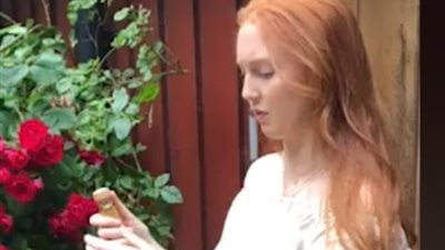 نهاية مروعة لفتاة حسناء حاولت فتح زجاجة (فيديو)