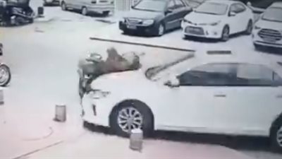 امرأة متهورة تدهس بائعة بطريقة مروعة (فيديو)