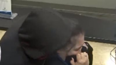 موظفة تلقن لصا درسا قاسيا لحظة اقتحامه فندقا لسرقته (فيديو)